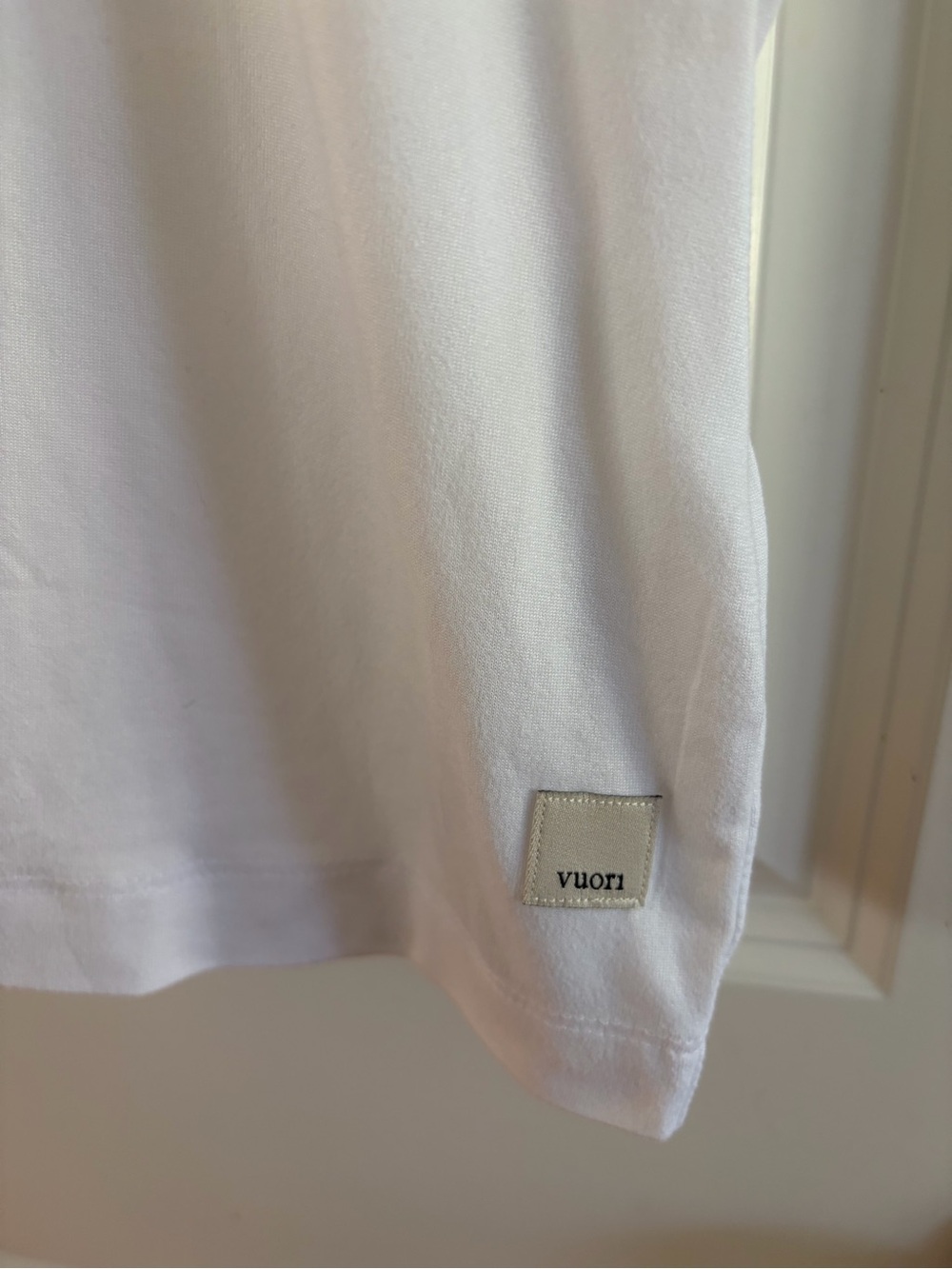 Vuori Women’s White Energy Tee Short Sleeve Top - Picture 4 of 6